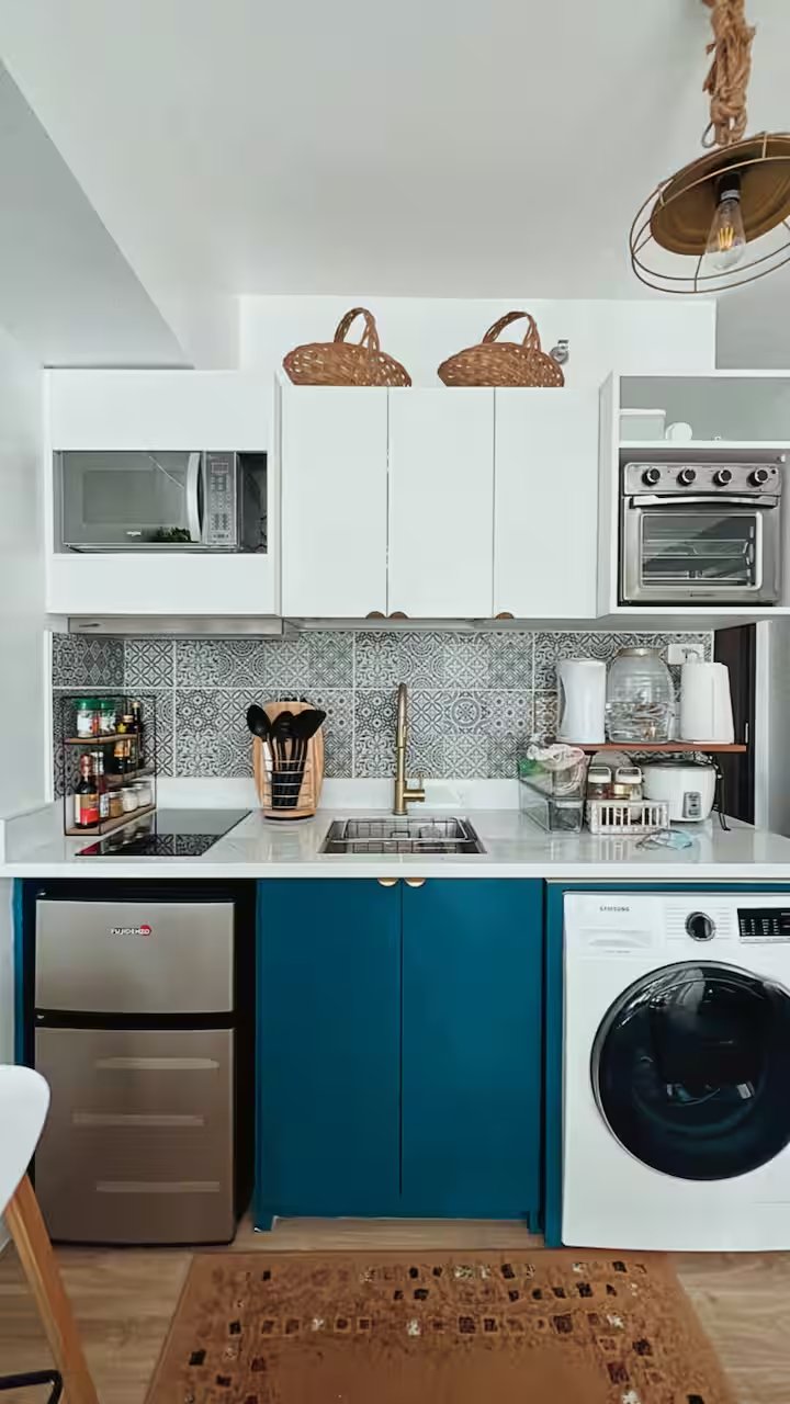 Modern kitchen with patterned backsplash